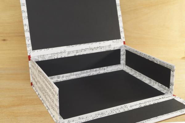 Large box with music motif and foldable front for a quick overview